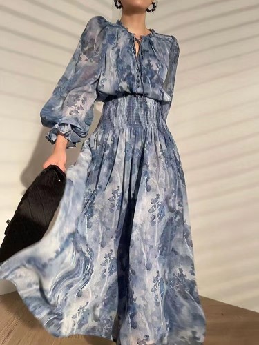 Elegantly printed waist-skimming long dress in a gentle style