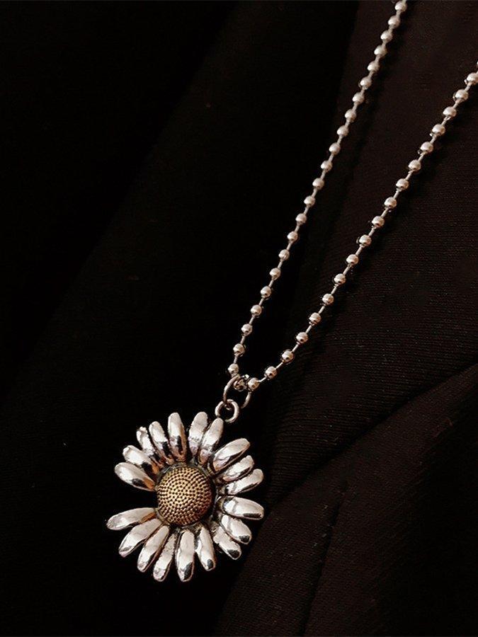 Simple Daisy Pendant Necklace