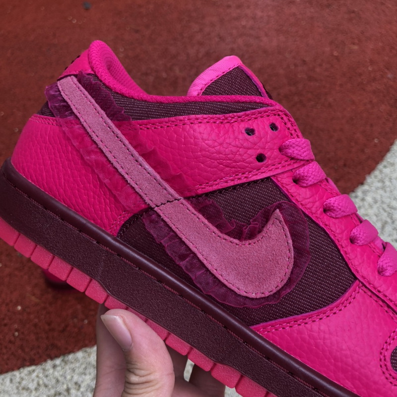 Nike Dunk Low Valentine