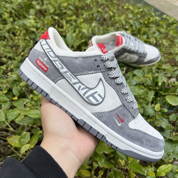 Nike Dunk Low x supreme