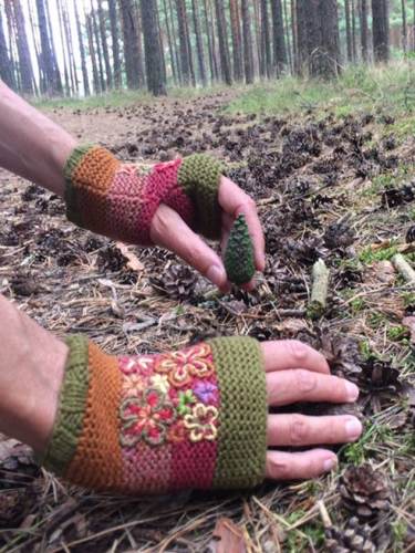 Flower Embroidered Woolen Warm Gloves