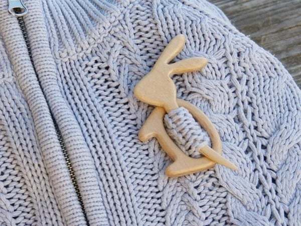 🔥50% OFF🔥Brooch pin with wooden animal pattern (sweater clip)