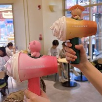 Starbucks 2026 China Summer Pink or Brown Bear bubble machine ( no battery or liquid when shipping)