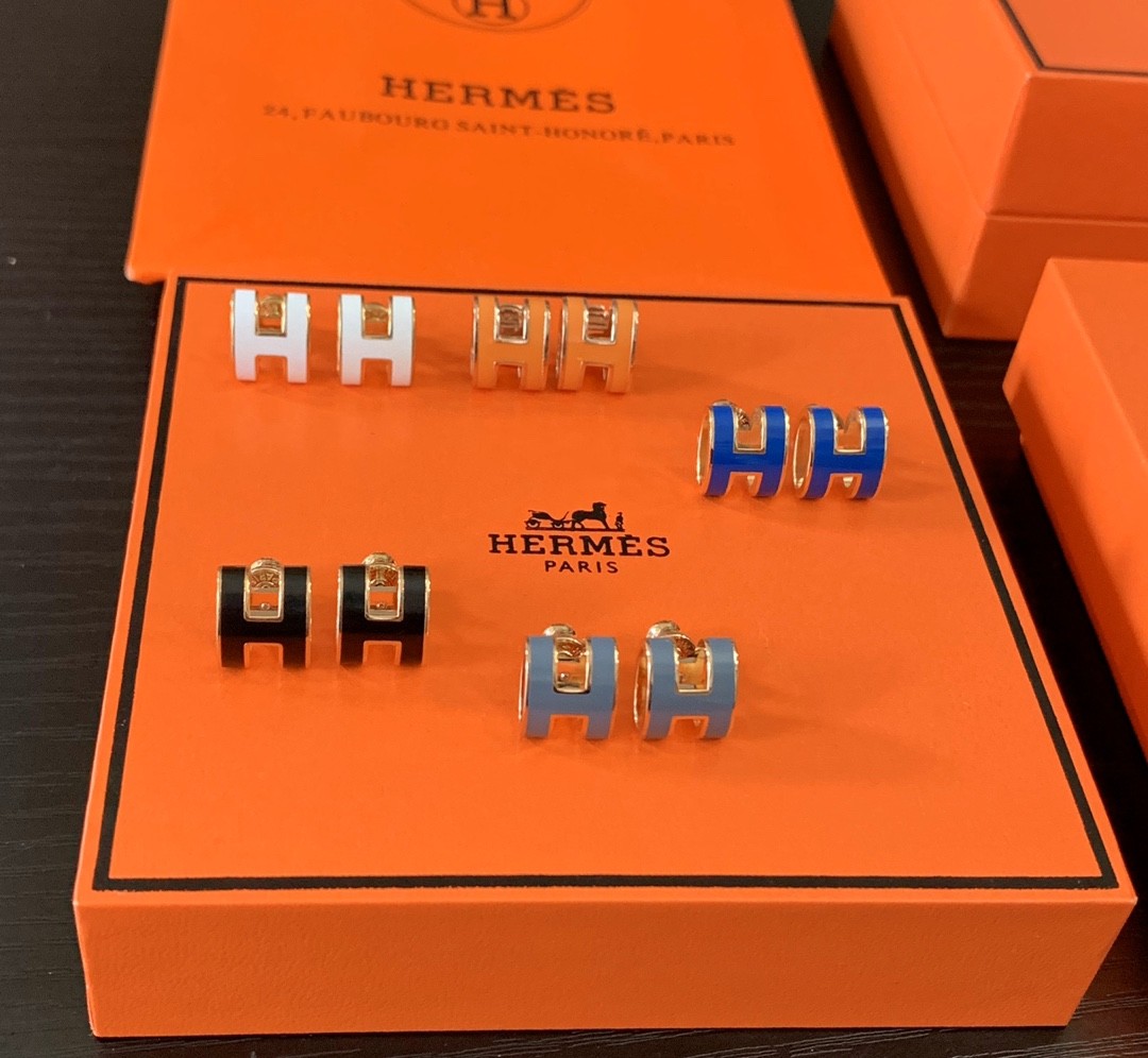 US$ 74.90 - Hermès Classic Enamel H Stud Earrings - www.comingfashions.com