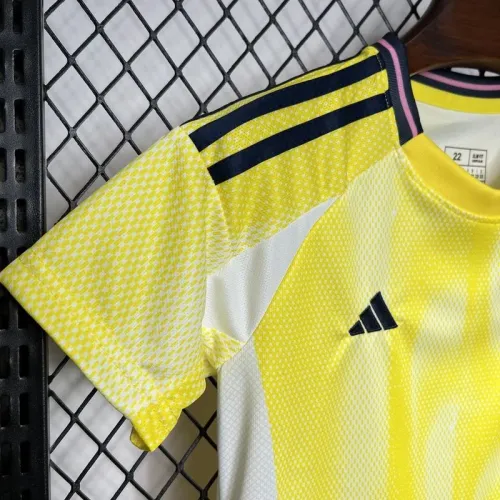Juventus 24/25 away kids kit  size: 16-28
