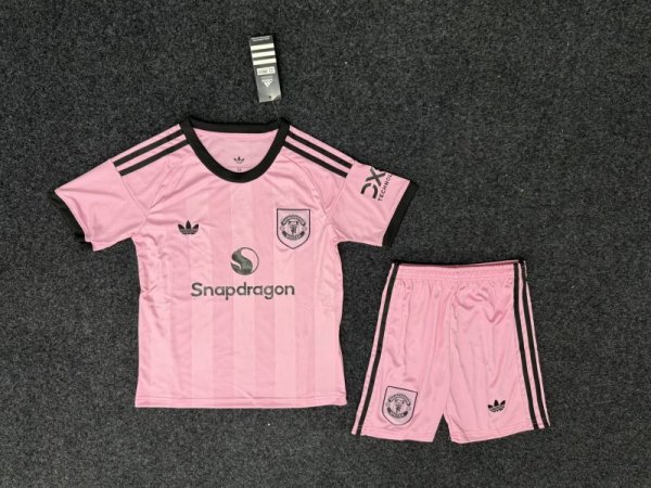 Manchester United 2025/26 Pink goalkeeper Kids Kit