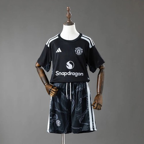 Manchester United  2026/27  Black Goalkeeper  Kids Kit 16-28