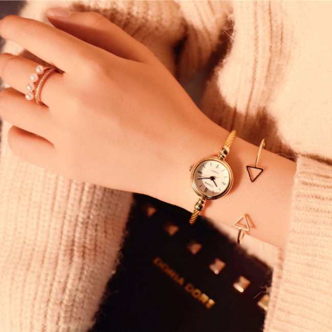 Mała złota bransoletka Bangle Luxury Zegarki ze stali nierdzewnej Retro Ladies Quartz Wristwatches Fashion Casual Women Dress Watch