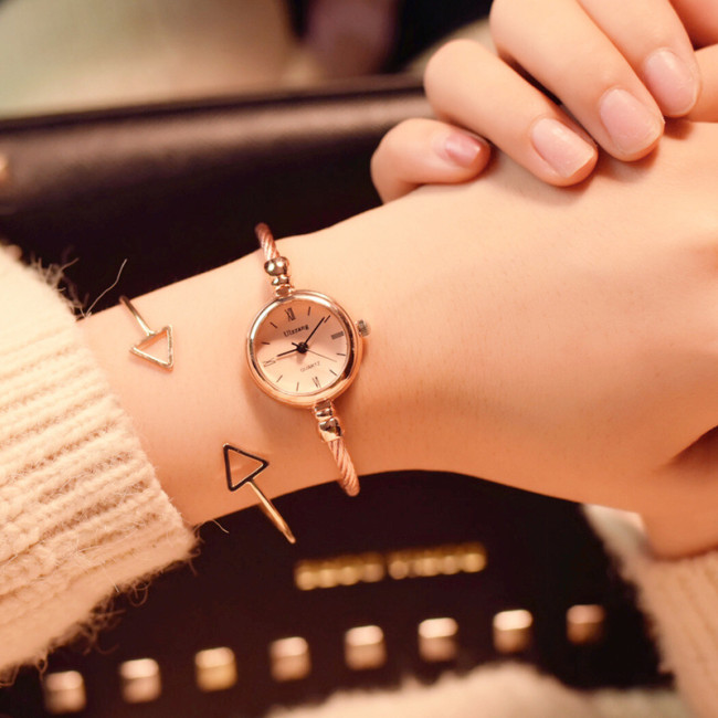 Mała złota bransoletka Bangle Luxury Zegarki ze stali nierdzewnej Retro Ladies Quartz Wristwatches Fashion Casual Women Dress Watch