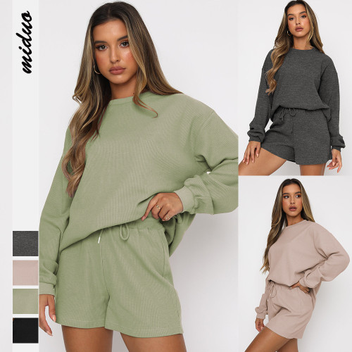 Women's casual long-sleeved top and loose shorts suit