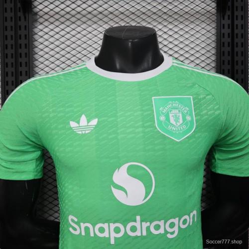 Player Version 25/26 Manchester United Green Goalkeeper Jersey