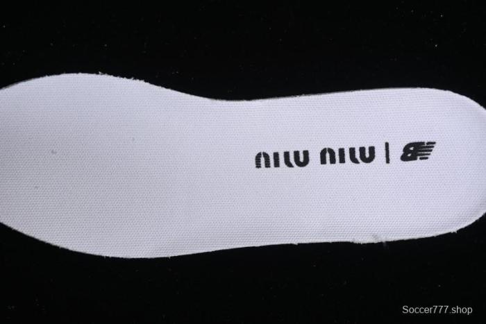 Miu Miu x New Balance 530 Low-Top Retro Running Sneakers with Dual Lace Design - G.D4 1