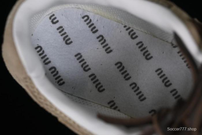 Miu Miu x New Balance 530 Low-Top Retro Running Sneakers with Dual Lace Design - G.D4 1