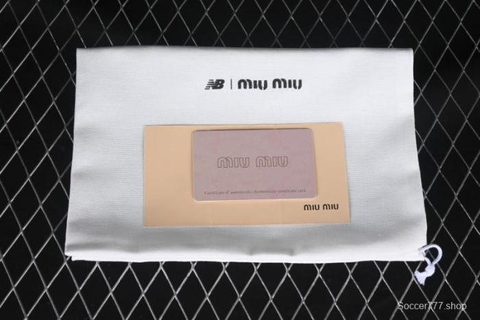 New Balance 530 Metallic Silver Sneakers – Stylish & Sporty Design