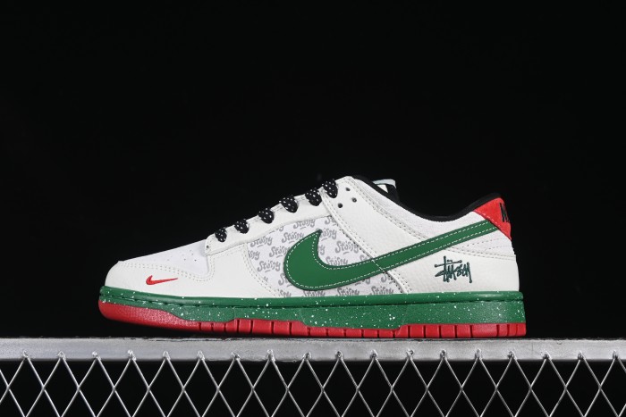 Nike x Stüssy Dunk Low  Holiday Edition  - Limited Edition Sneaker
