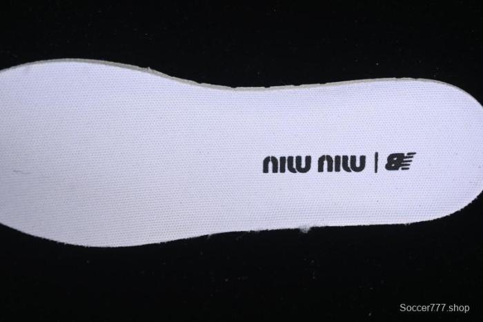 New Balance 530 Metallic Silver Sneakers – Stylish & Sporty Design