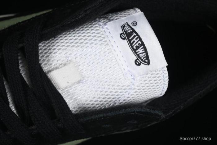 Vans Premium Sk8-Mid Retro Casual Mid-Top Skate Shoes with Checkerboard Design - VN000CQQBLK