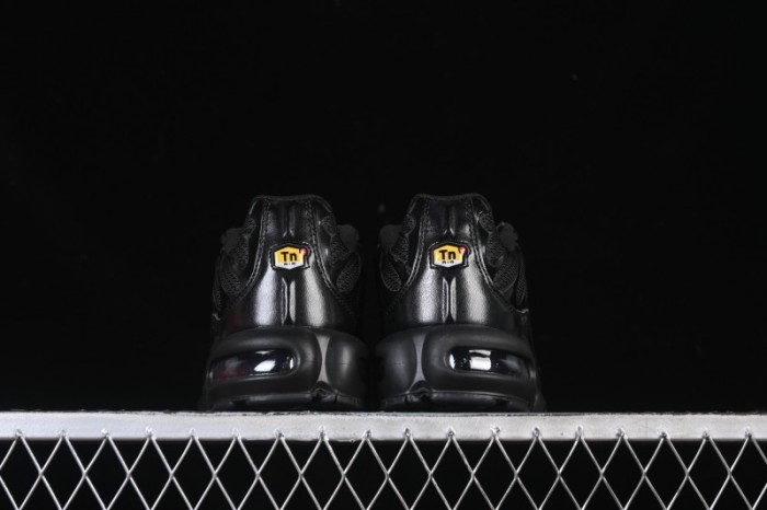 Nike Air Max Plus Retro Running Shoes with Air Cushion Technology - 604133-050