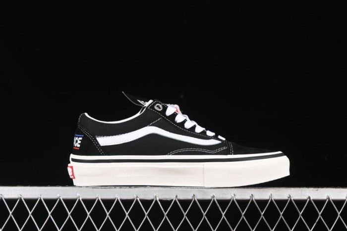 Vans Old Skool Low-Top Retro Skate Shoes in Black & White - VN0A5KRXBA2