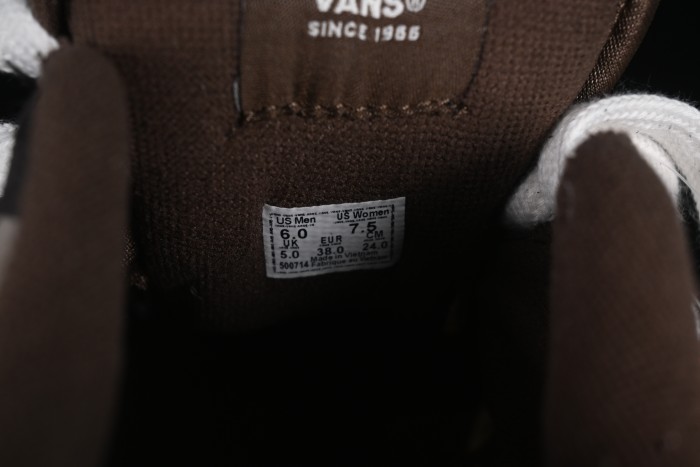 Vans Knu Skool Low-Top Retro Chunky Sneakers with Oversized Logo - VN0009QC2LN