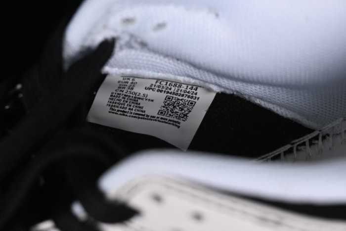 Nike SB Dunk Low Supreme Collaboration - Reverse Black White Swoosh Anniversary Custom Low-Top Casual Sneakers - FC1688-144 1