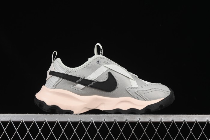 Nike TC 7900 Retro Chunky Sneakers with Reflective Swoosh and Cushioned Sole - DD9682-004