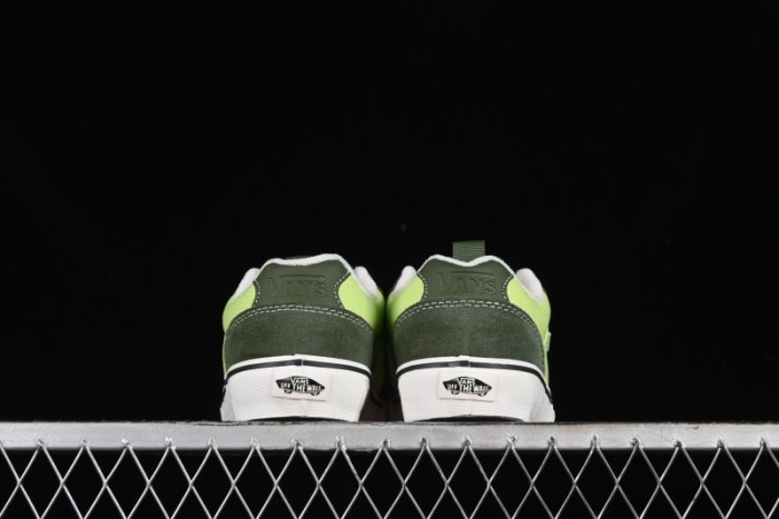 Vans Chukka Push Low-Top Skate Shoes with Slip-Resistant Sole in Apple Green - VN0008ZE08P
