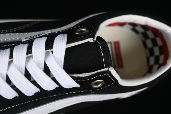 Vans Old Skool Low-Top Retro Skate Shoes in Black & White - VN0A5KRXBA2