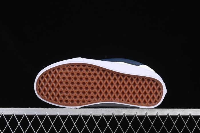 Vans Knu Skool Low Top Retro Chunky Sneakers with Oversized Logo - VN0009QC377