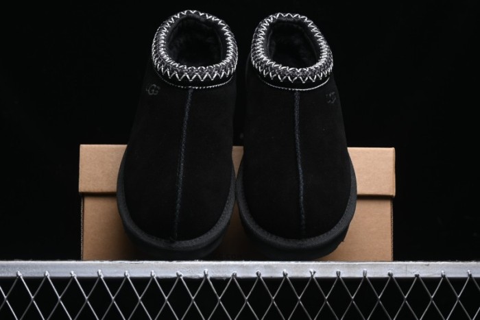 UGG Classic Mini II Snow Boots with TREADLITE Outsole - 5955