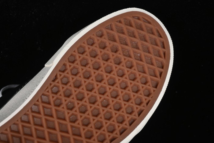 Vans Old Skool Low-Top Retro Skate Shoes in Black & White - VN0A5KRXBA2