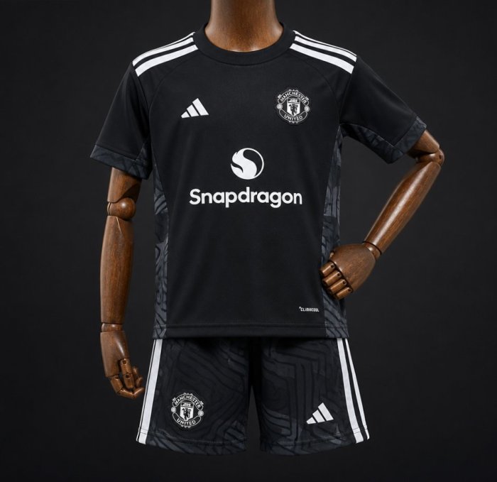 26/27 Kids Manchester United Home Goalkeeper Black/White Jersey + Shorts Set