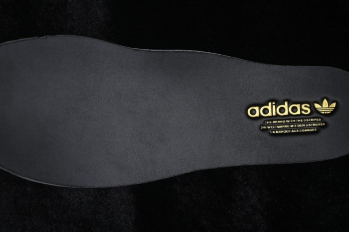 Adidas Samba OG Classic Sneakers with Retro Design - HQ9282