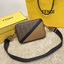売上総額１位！ 2024 フェンディ 新作ショルダーバッグ偽物