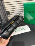 入手困難品！2024 ボッテガヴェネタ 新作 ショルダーバッグ コピー 23602