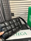 入手困難品！2024 ボッテガヴェネタ 新作 ショルダーバッグ コピー 23602