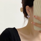目を惹くカラー シャネル ピアス 偽物