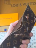 すぐ届く ルイヴィトン 男女兼用 折り財布 偽物 M25057