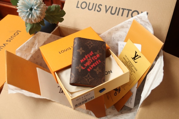 【限定カラー】ルイヴィトン メンズ カードケース 偽物 M11631