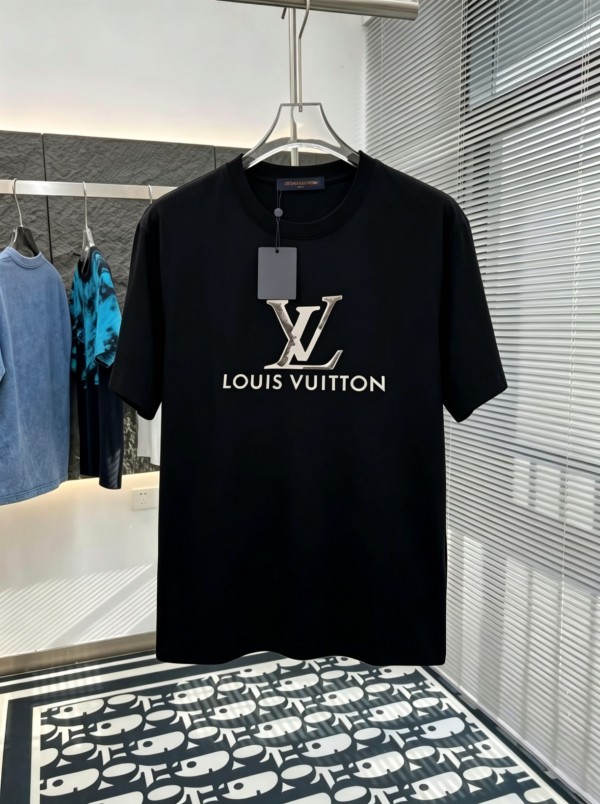 使い勝手良 2026 ルイヴィトン 新作 半袖Tシャツ 偽物