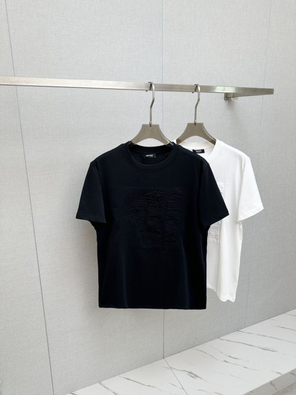 世界中で大人気♪ 2026 ヴェルサーチェ 新作 半袖Tシャツ コピー