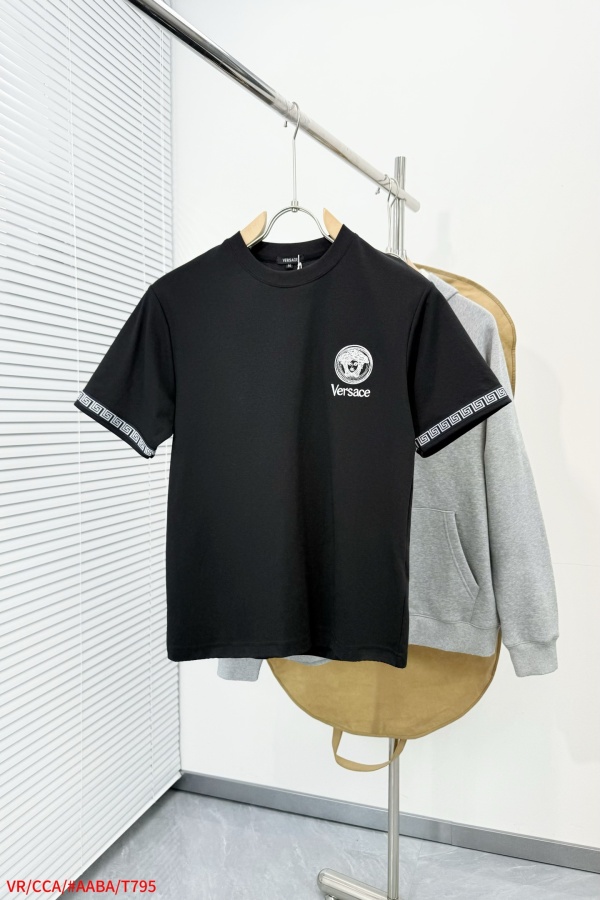 目を惹くカラー 2026 ヴェルサーチェ 新作 半袖Tシャツ コピー
