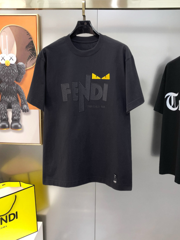 世界中で大人気♪ 2026 フェンディ 新作 半袖Tシャツ コピー
