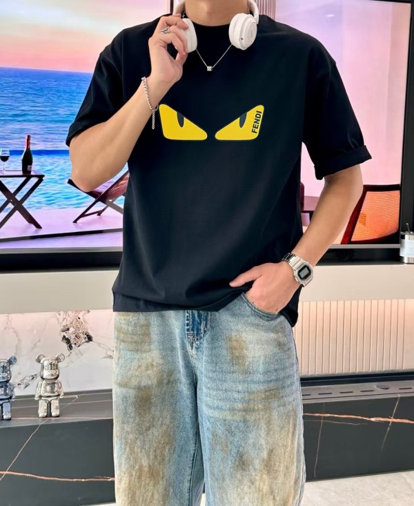争奪戦 2026 フェンディ 新作 半袖Tシャツ コピー