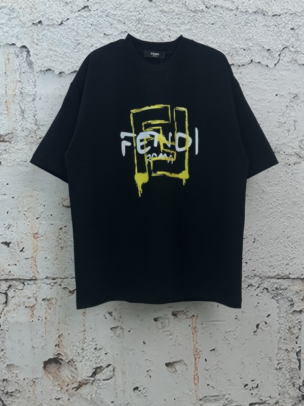 争奪戦 2026 フェンディ 新作 半袖Tシャツ コピー