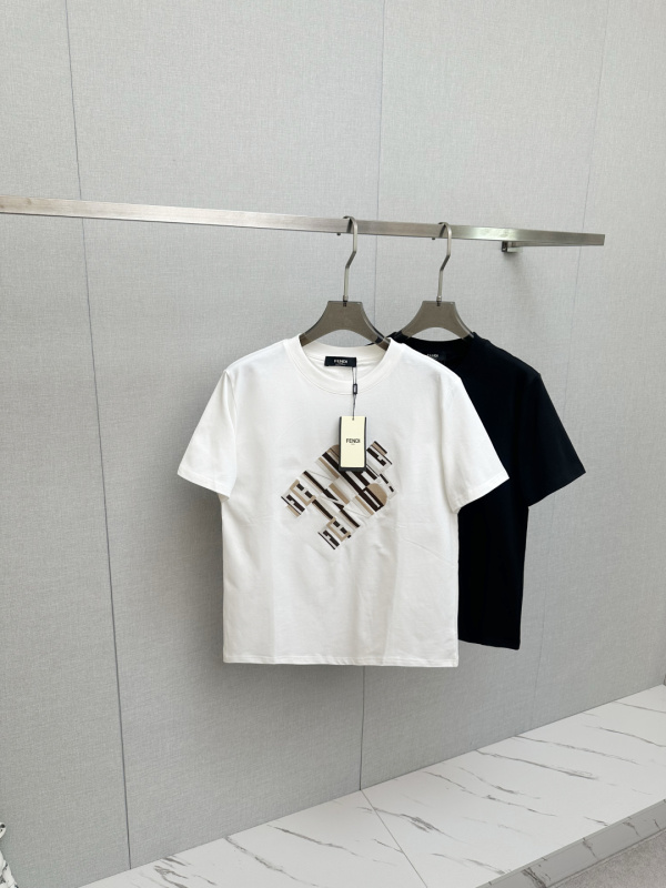完売前に！ 2026 フェンディ 新作 半袖Tシャツ コピー