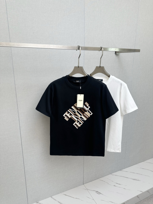 争奪戦 2026 フェンディ 新作 半袖Tシャツ 偽物