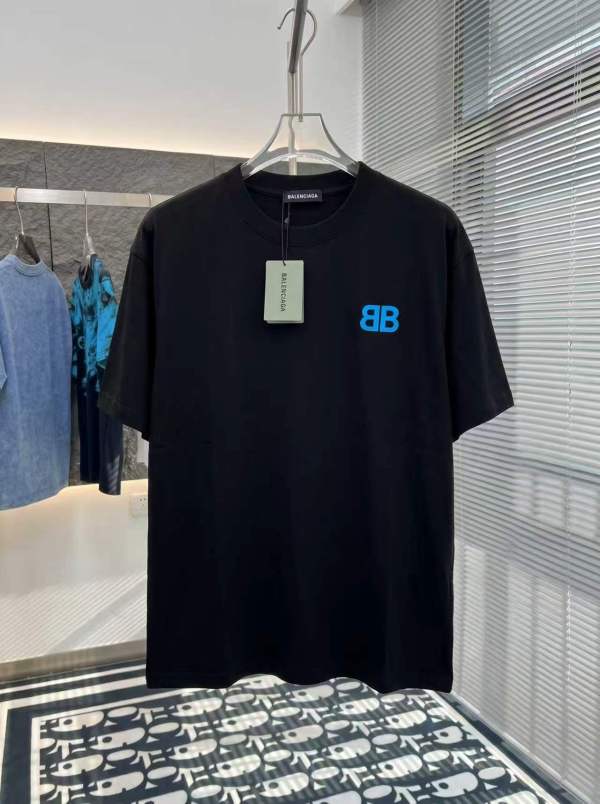 世界中で大人気♪  2026 バレンシアガ 新作 半袖Tシャツ コピー