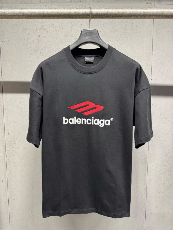 目を惹くカラー 2026 バレンシアガ 新作 半袖Tシャツ 偽物