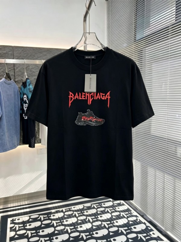 争奪戦 2026 バレンシアガ 新作 半袖Tシャツ 偽物